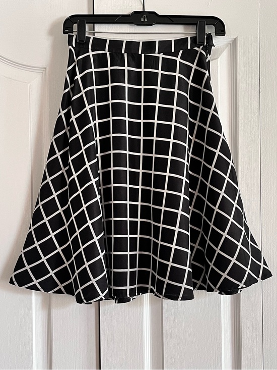 Forever 21 Dresses & Skirts - Forever 21 black and white lined skirt grid pattern S